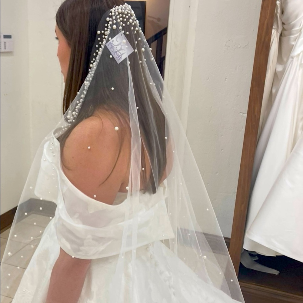 Brand New Fingertip Length Pearl Veil